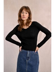 Fitted knit sweater with wide collar