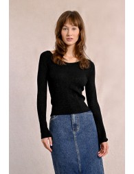 Fitted knit sweater with wide collar