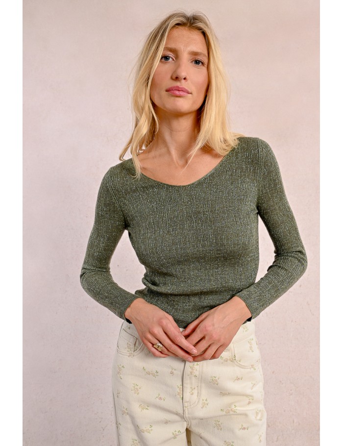 Fitted knit sweater with wide collar