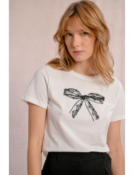 Fitted t-shirt with lace bow pattern