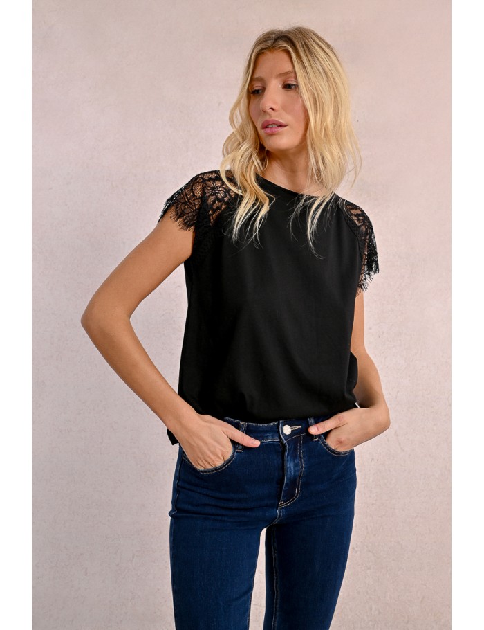 T-shirt with lace detail on the shoulders