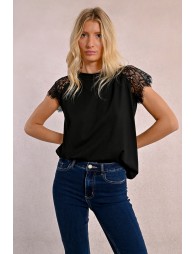 T-shirt with lace detail on the shoulders