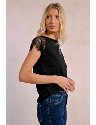 T-shirt with lace detail on the shoulders