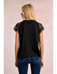 T-shirt with lace detail on the shoulders