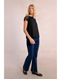 T-shirt with lace detail on the shoulders