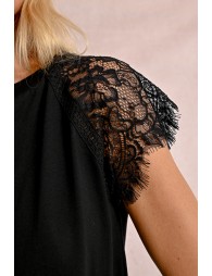 T-shirt with lace detail on the shoulders