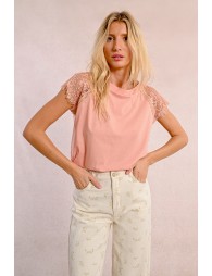 T-shirt with lace detail on the shoulders