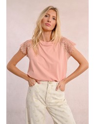 T-shirt with lace detail on the shoulders