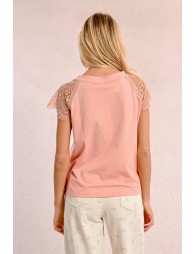 T-shirt with lace detail on the shoulders