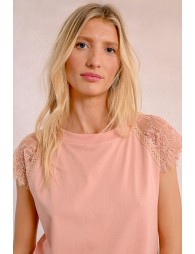 T-shirt with lace detail on the shoulders