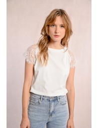 T-shirt with lace detail on the shoulders