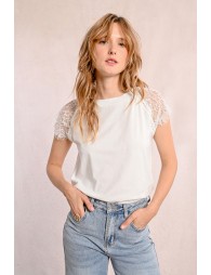 T-shirt with lace detail on the shoulders