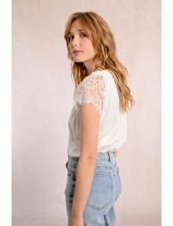 T-shirt with lace detail on the shoulders