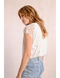 T-shirt with lace detail on the shoulders