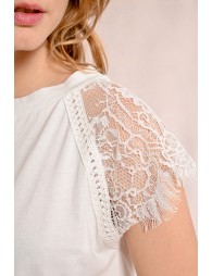 T-shirt with lace detail on the shoulders