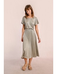 Long pleated and iridescent skirt