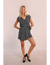 Mid-length shirt dress, tieable at the waist