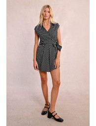 Mid-length shirt dress, tieable at the waist