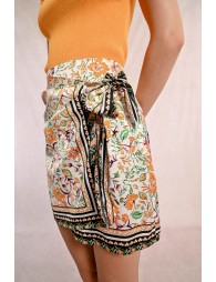 Falda corta con estampado y lazada